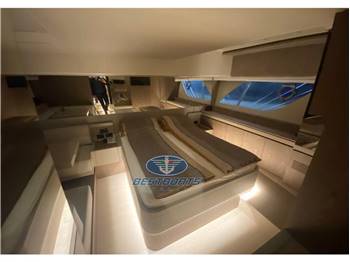 Ferretti 550
