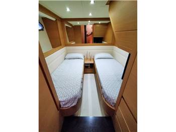 Pershing 64