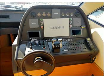 Pershing 64