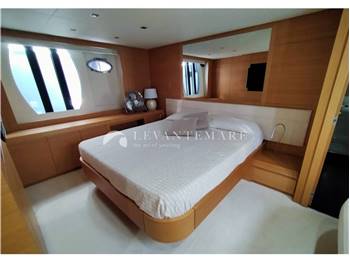 Pershing 64