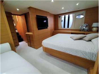 Pershing 64