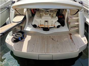 Pershing 64