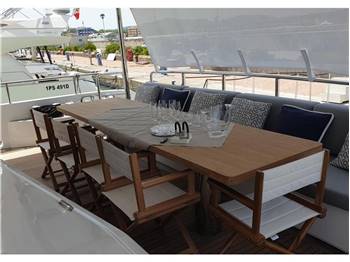 Benetti Delfino 93