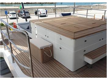 Benetti Delfino 93