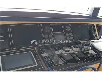 Benetti Delfino 93