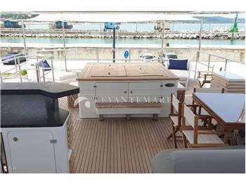 Benetti Delfino 93
