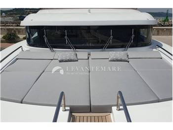 Benetti Delfino 93