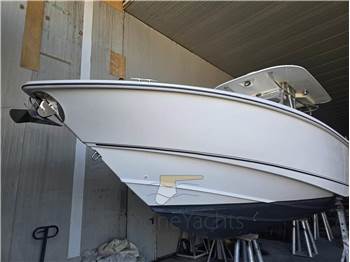 Boston Whaler OUTRAGE 320
