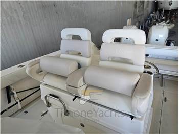 Boston Whaler OUTRAGE 320
