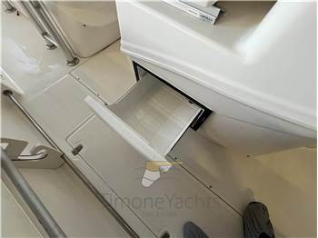 Boston Whaler OUTRAGE 320