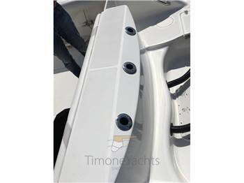 Boston Whaler OUTRAGE 320