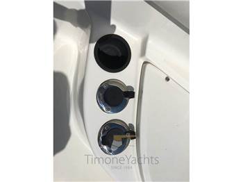 Boston Whaler OUTRAGE 320