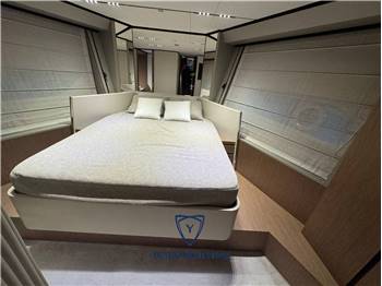 Ferretti Yachts 720