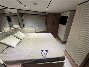 Ferretti Yachts 720
