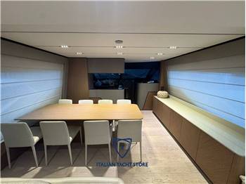 Ferretti Yachts 720