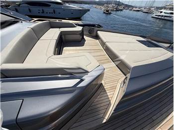 Pershing 8X