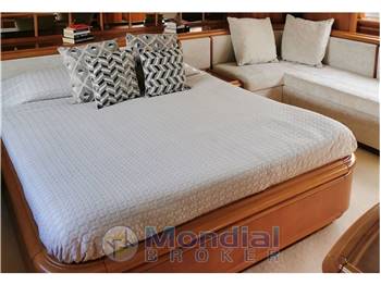 Ferretti Custom Line 94
