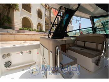 Boston Whaler Vantage 330