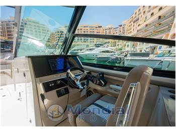 Boston Whaler Vantage 330