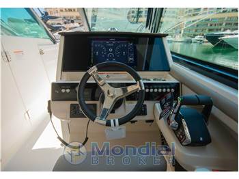 Boston Whaler Vantage 330