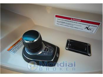 Boston Whaler Vantage 330