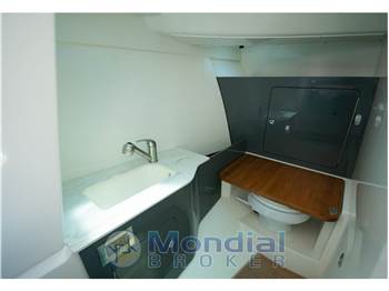 Boston Whaler Vantage 330