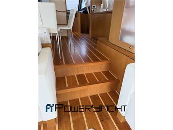 Ferretti 780