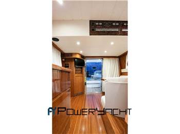 Cayman Yachts 42 fly