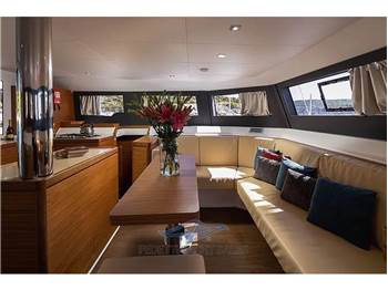 Dufour 48 catamarano