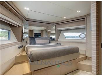 Ferretti Yachts 670