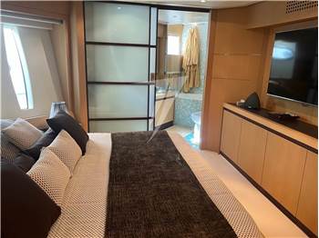 Pershing 90'