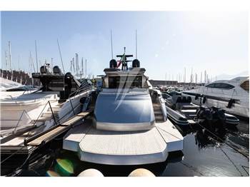 Pershing 82 VHP