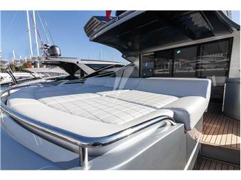 Pershing 82 VHP