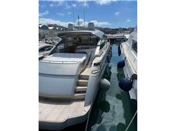 Pershing 64'