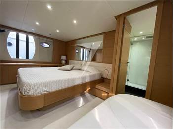 Pershing 64'