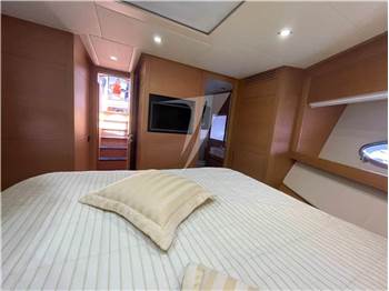 Pershing 64'