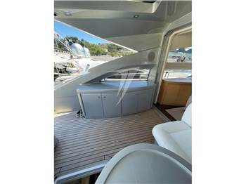 Pershing 64'