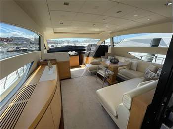 Pershing 64'