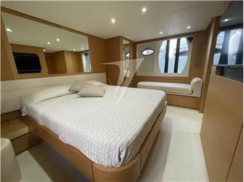Pershing 64'