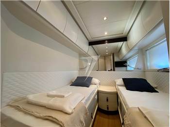 Pershing 76
