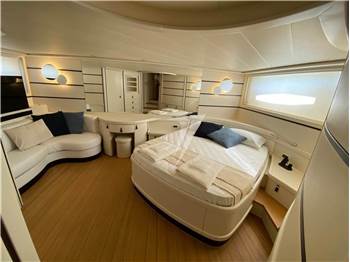 Pershing 76
