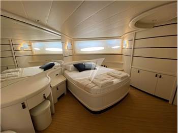 Pershing 76