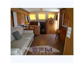 Mainship 34 trawler