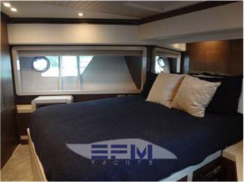 FERRETTI 870