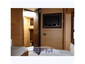 Pershing 72
