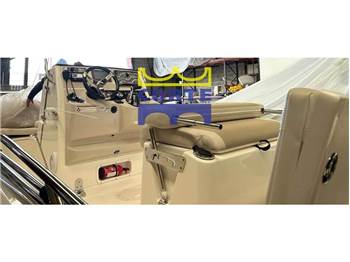 Boston Whaler 210 Dauntless