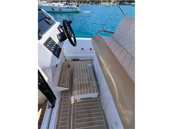 PY Yacht 10 Cabin