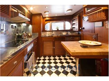 Benetti 79 raised pilot house
