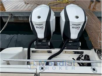Robalo R265 Walkaround