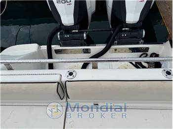 Robalo R265 Walkaround